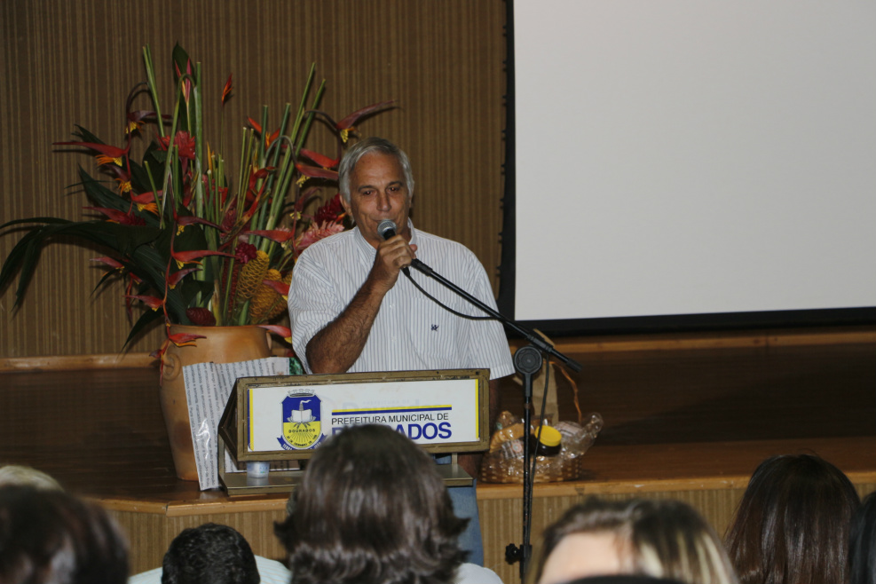Lúcio Damália fala durante ato no auditório da prefeitura (Foto: Helio de Freitas)