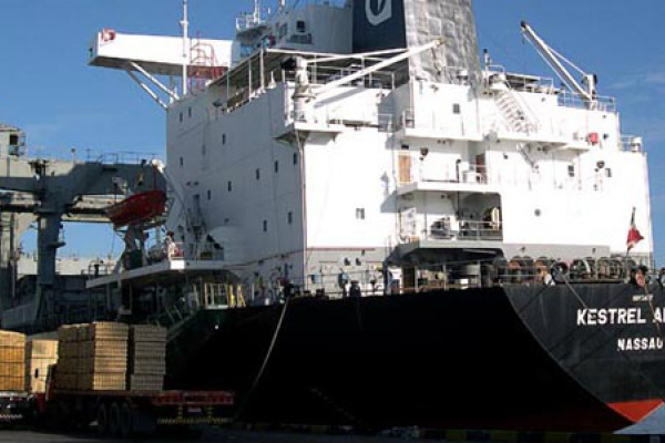 Brasil é um dos únicos países cujos portos não operam 24 horas Como o contrato é feito por ano, grande parte das embarcações passam boa parte do tempo paradas.
