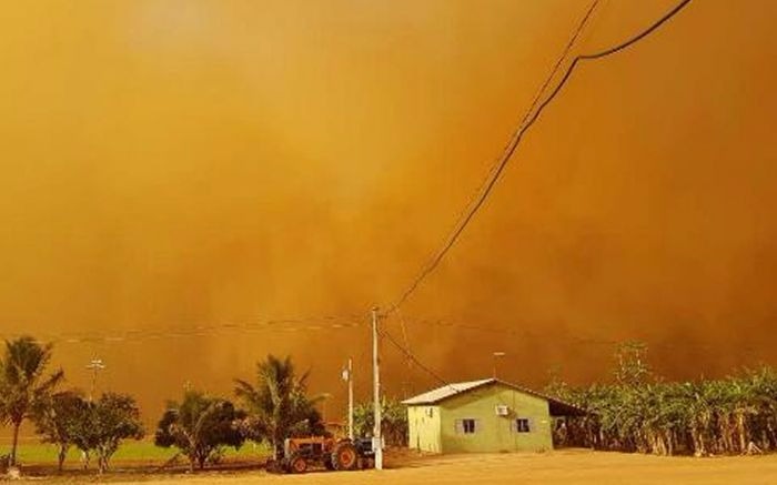 Redemoinho de areia cobre fazenda em MT e assusta moradores: 'Tampou tudo', diz agricultor