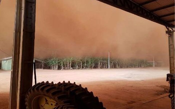 Redemoinho de areia cobre fazenda em MT e assusta moradores: 'Tampou tudo', diz agricultor