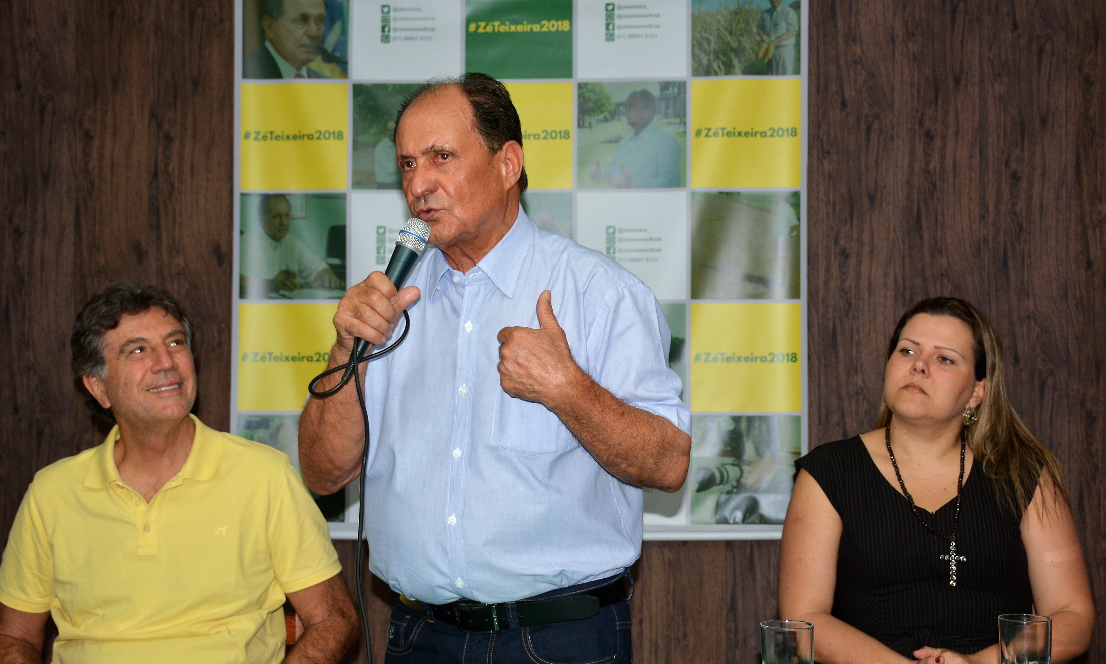 Fotos: Hédio FazanLegenda – Deputado Zé Teixeira discursa durante encontro com correligionários e amigos na noite de quinta-feira no auditório do Alphonsus Hotel, em Dourados