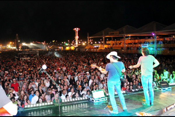 Show de Guilherme & Santiago lota Expoagro de Dourados Dupla apresentou um repertório mais de duas horas de canções conhecidas