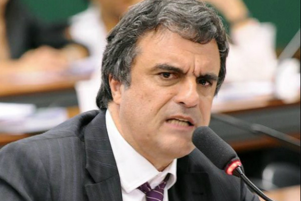 Ex deputado diz que segurança foi rendido, amarrado e espancado pelos invasores, que o mantiveram sob a mira de uma arma