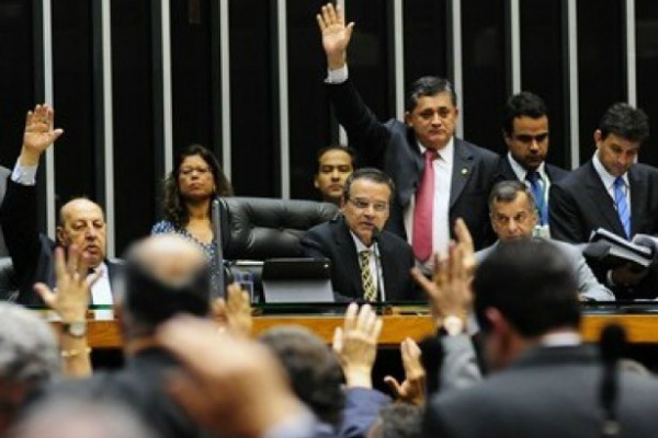 Aprovado texto base da MP dos Portos Mesmo em sessão até às 5h da manhã de ontem, deputados não conseguiram concluir a votação das emendas