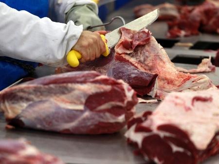 Casos de coronavírus em frigoríficos no RS chegam a 124 e geram preocupação no setor Casos de coronavírus em frigoríficos no RS chegam a 124 e geram preocupação no setor