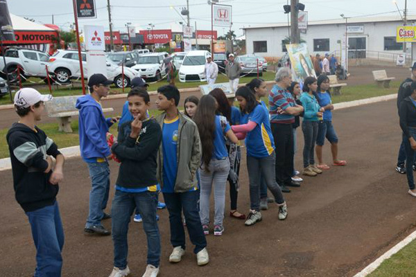 Alunos participam de concurso de redação na 49ª Expoagro O regulamento determina que as escolhas das redações vencedoras sejam distribuídos em duas turma do 1º ao 5º e do 6º ao 9º ano,