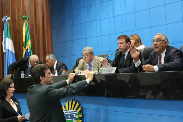 AL ameaça suspender pautas até posição sobre questão indígena Deputados estaduais repudiam a omissão do governo federal