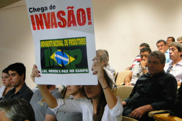 Emocionado, o ex-deputado Ricardo Bacha subiu à tribuna e explanou de forma enfática a invasão que sua propriedade (Fazenda Buriti) sofreu,