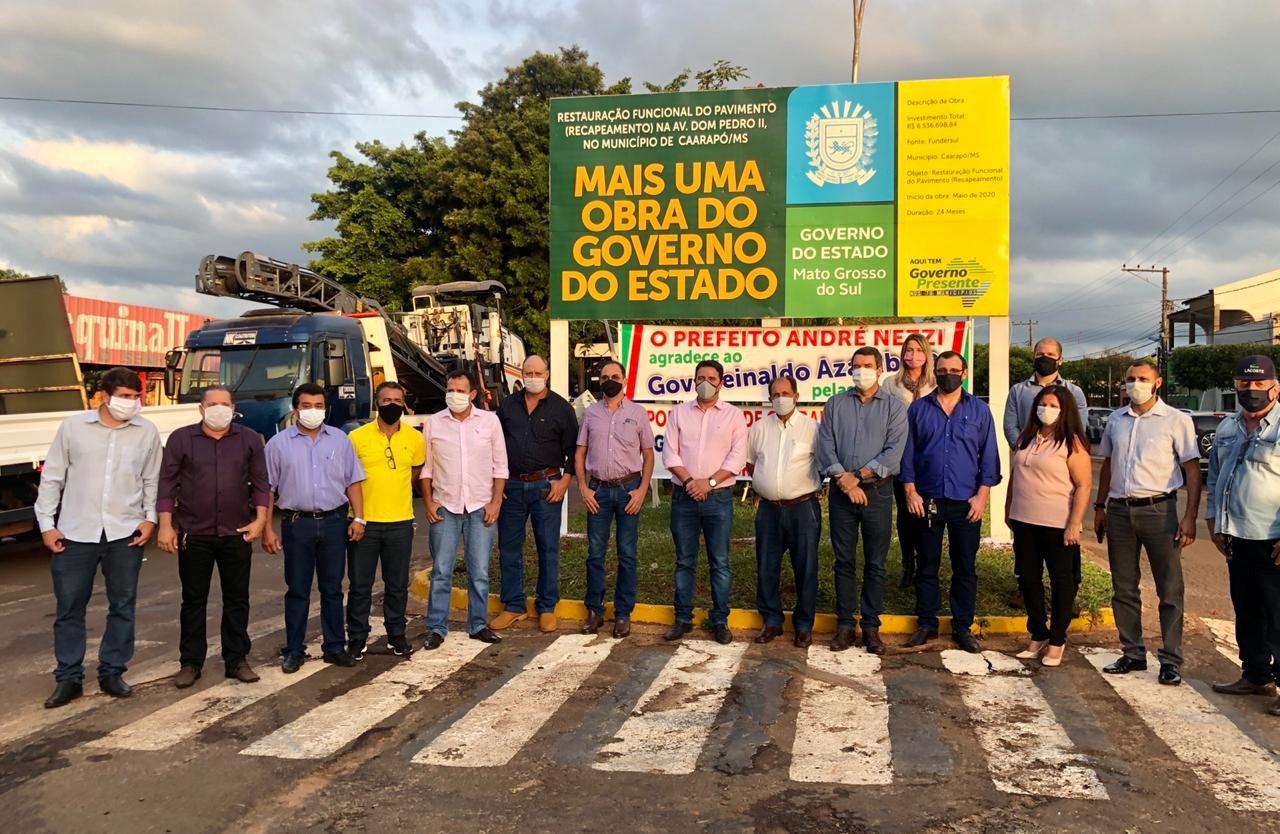 Ação de Zé Teixeira garante obras que estão transformando Caarapó Legenda – Deputado Zé Teixeira durante o lançamento das obras de revitalização da Avenida Dom Pedro II, em Caarapó: investimentos de mais de R$ 6 milhões