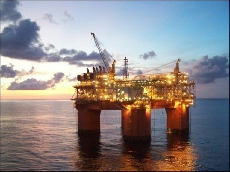 Preços do petróleo avançam em recuperação semanal com previsão de oferta apertada