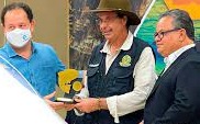 Presidente da Sanesul recebe Prêmio Piraputanga das mãos do ministro do Turismo Presidente da Sanesul recebe Prêmio Piraputanga das mãos do ministro do Turismo