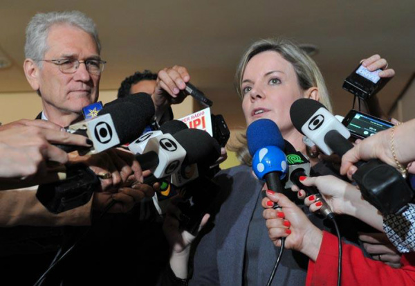 Demarcações de terras indígenas não devem ser suspensas, diz Gleisi Hoffmann Gleisi Hoffmann se reuniu com o representante da CNBB, Dom Leonardo Ulrich Steiner.Foto: Paulo H. Carvalho/Casa Civil PR