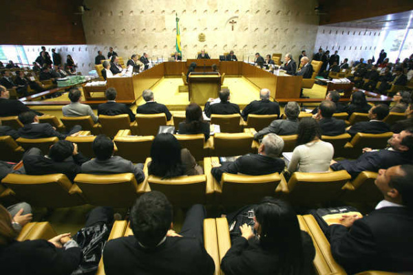 STF pode suspender efeito de lei sobre royalties Decisão pela suspensão temporária dos efeitos da nova lei de distribuição dos royalties do petróleo já nas próximas semana