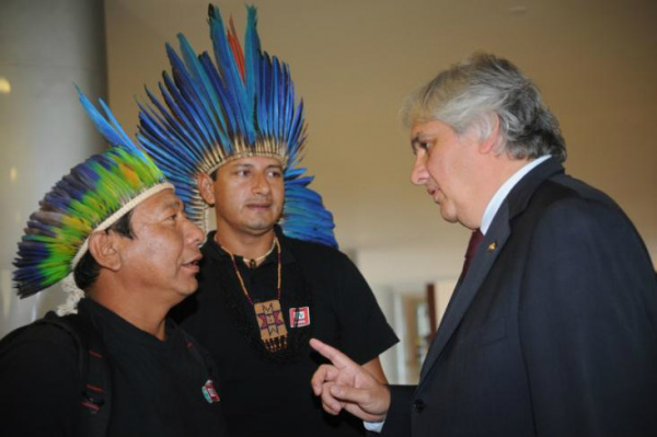 Governo e indígenas de MS têm primeira reunião em clima conciliatório Índios Anastácio Peralta e Lindomar Terena e o senador Delcídio Amaral após a reuniãoFoto: Jose Cruz / ABr