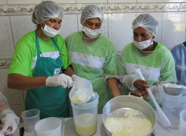 Capacitação do Senar/MS enche de perspectiva assentados de Terenos Alunas durante a fabricação de derivados do leite. (Foto: Divulgação)