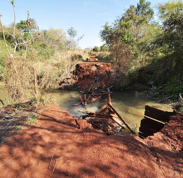 Estrada entre Vila São Pedro e Panambi terá ponte de concreto Ponte de madeira sobre o córrego Laranja Doce, entre Panambi e Vila São Pedro, caiu e será substituída por ponte de concreto.(Foto: A. Frota)