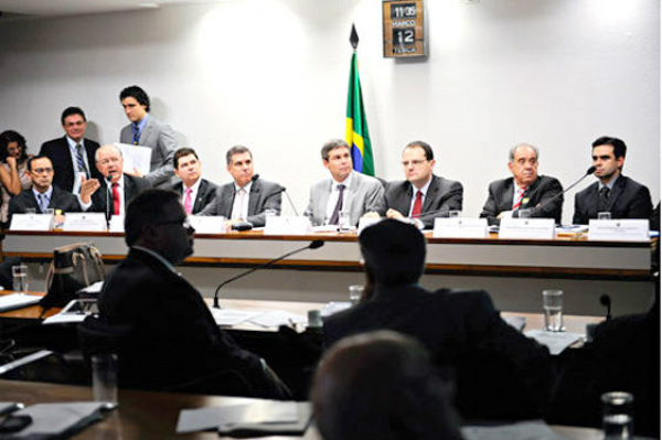 Jader Afonso (D) foi ouvido durante debate da comissão do Senado. Foto Divulgação.