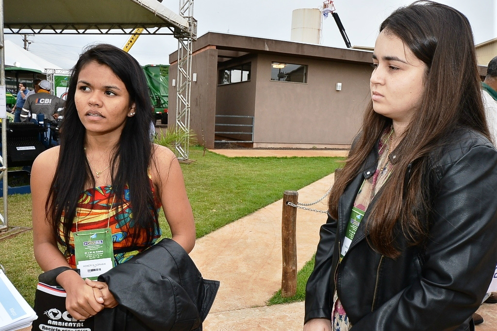 Universitários ampliam conhecimentos no Canasul & Agrometal As estudantes de engenharia ambiental Roberta e Isadora no Canasul & Agrometal. Foto: Divulgação