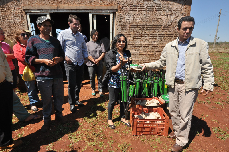 Prefeitura leva benefícios às famílias do Assentamento Amparo Landmark entrega semeadora manual para agricultores do Assentamento Amparo. Foto: A. Frota