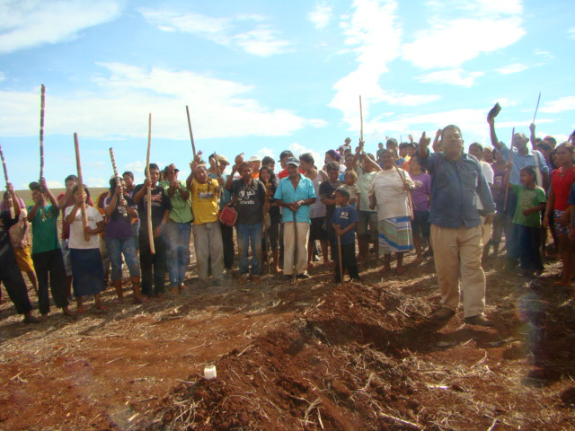 Guaranis Kaiowás invadem mais um terra e pioram a situação entre eles os produtores e o governo. Foto: Divulgação