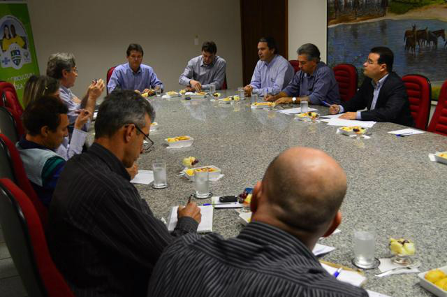Avicultores pedem apoio na aprovação de lei que beneficia integração Reunião realizada para resolver problemas dos avicultores. Foto: Divulgação