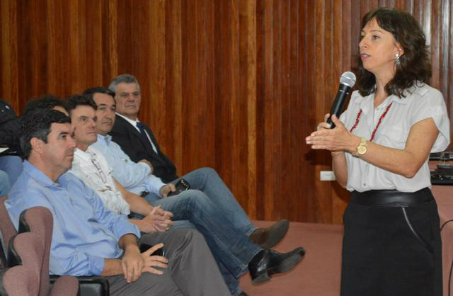 Famasul e Fundação Dom Cabral lançam programa de gestão do agronegócio Adriana Adler ministra palestra no auditório do Sistema Famasul. Fonte: Famasul