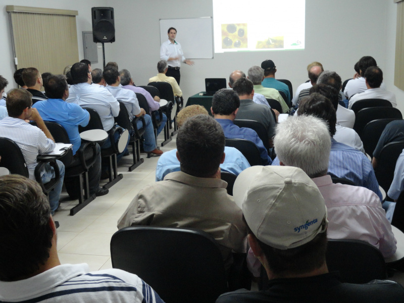 Fundação MS orienta produtores rurais sobre a Helicoverpa armigera Discussão técnica sobre a helicoverpa. Foto: Divulgação