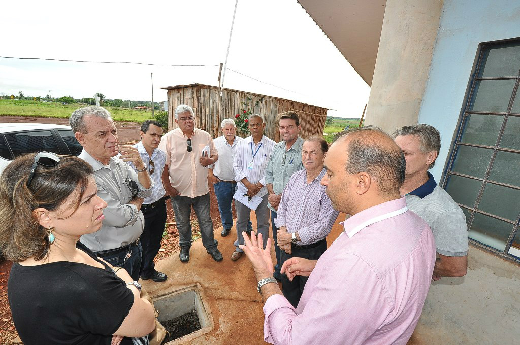Dourados aguarda recursos para finalizar frigorífico de peixe Superintendente da Pesca Luiz Figueiró (à esq.) vistoriou as obras do frigorífico de peixe de Dourados Foto: A. Frota