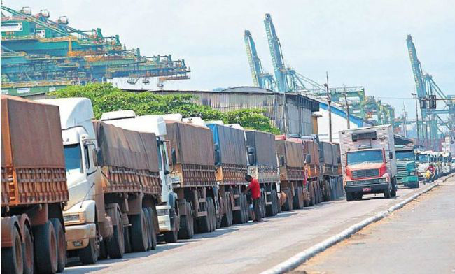Escoamento de grãos pelas rodovias ainda é a mais usada no brasil. Foto: Divulgação