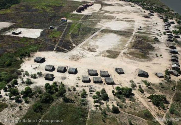 Produtores rurais que ocupavam a terra indígena Marãiwatsédé pedem para retornar às fazendas.Foto: Rodrigo Baleia/Greenpeace