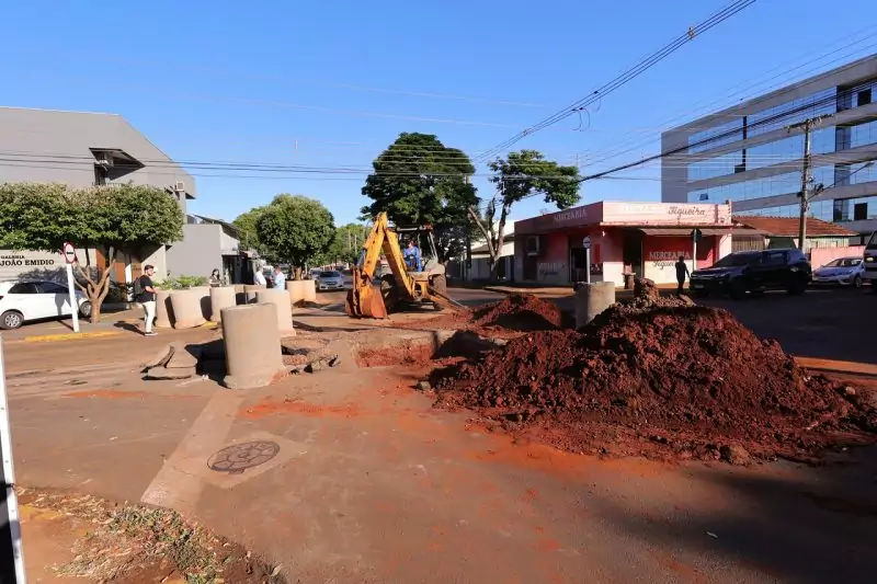 Obra está sendo executada no cruzamento das ruas Monte Alegre com Menote Marques de Mattos – Foto: A. Frota.