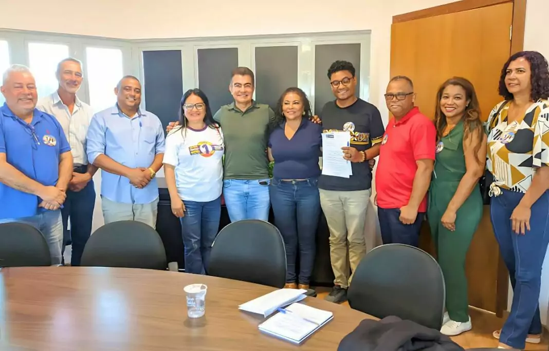 O prefeito Marçal Filho apresentou ao presidente do Simted, Thiago Coelho Silva, a proposta de reajuste que foi aprovada por unanimidade pelos trabalhadores em educação. Foto: Divulgação.