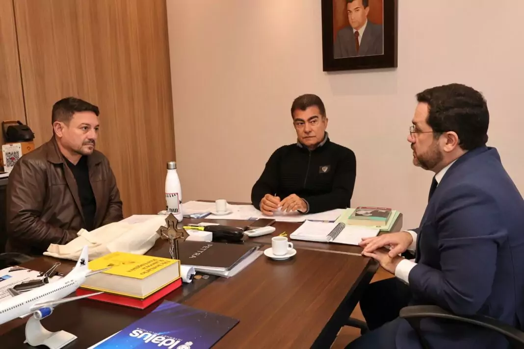 Prefeito Marçal Filho e secretário de saúde Márcio Figueiredo receberam o Diretor-geral da Unifron, Henrique Sartori (Foto: A. Frota)
