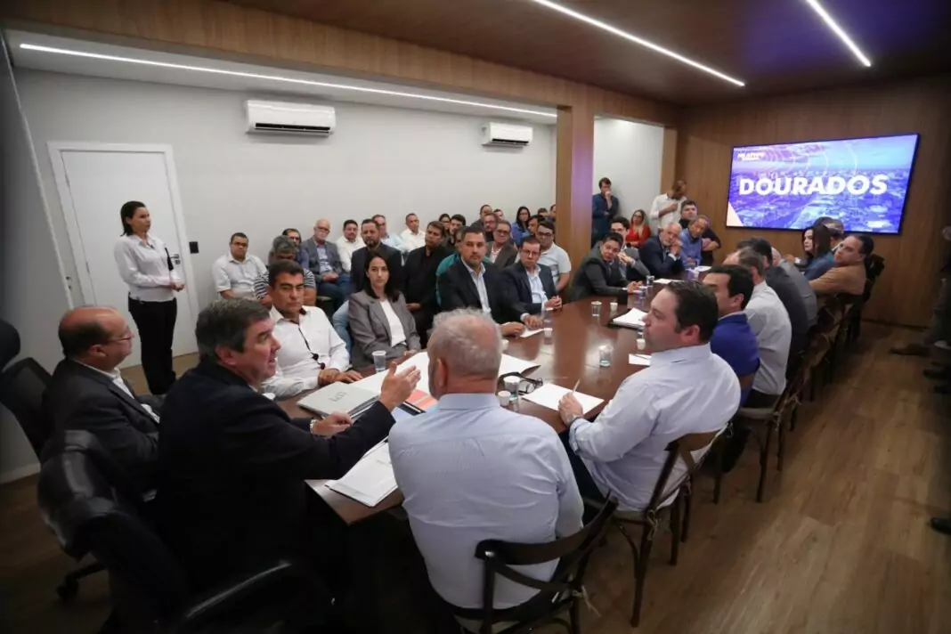 O prefeito Marçal Filho e demais autoridades reunido com o governador Eduardo Riedel para discutir projetos do MS Ativo para o município de Dourados. Fotos: Saul Schramm.