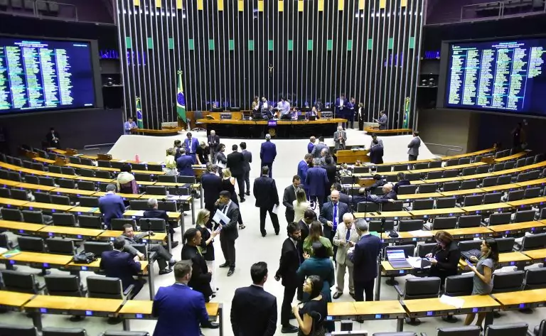 Câmara dos Deputados aprovou nesta quinta-feira (17) mudanças nas normas de licenciamento ambiental