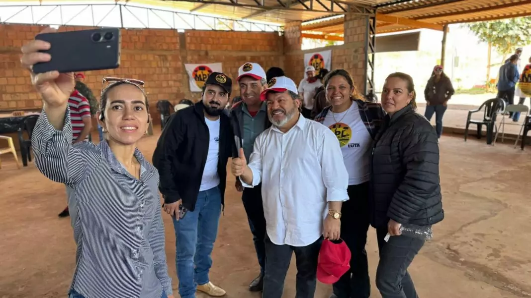 Carlos Bernardo prestigia reunião no acampamento “Zumbi dos Palmares” na capital
