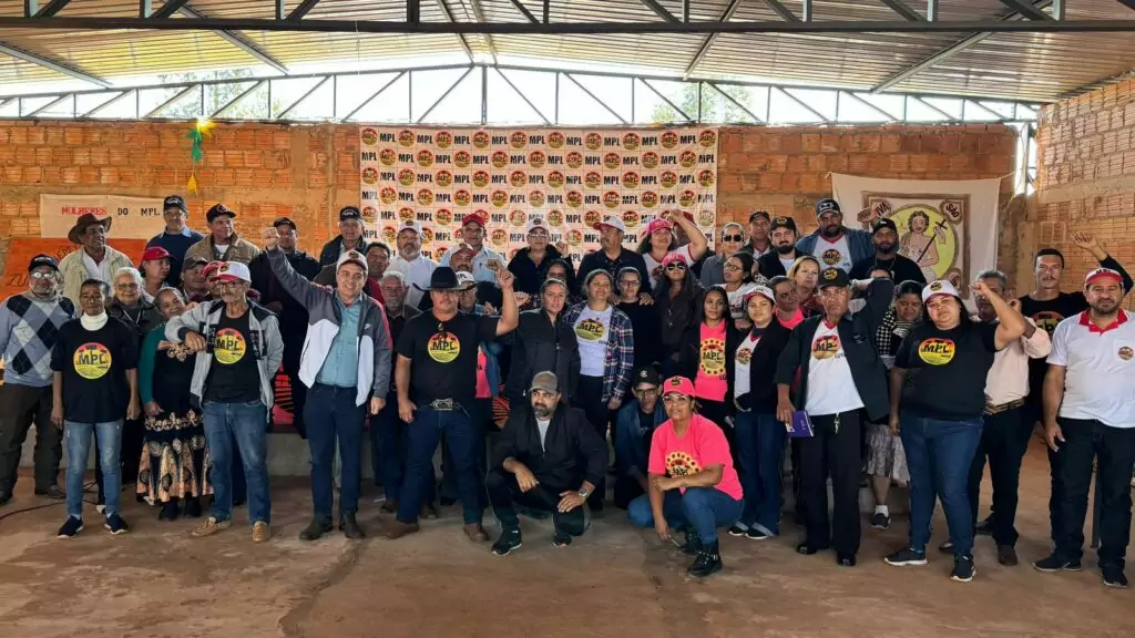 Carlos Bernardo prestigia reunião no acampamento “Zumbi dos Palmares” na capital Carlos Bernardo prestigia reunião no acampamento “Zumbi dos Palmares” na capital