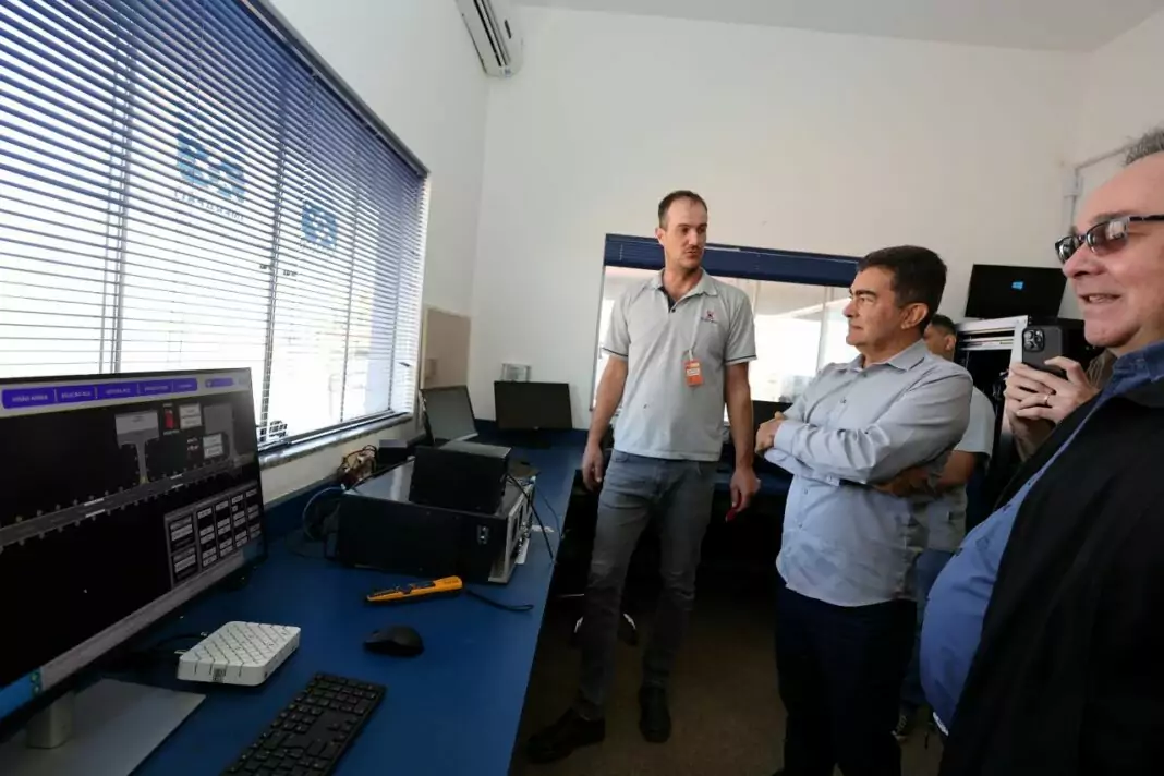 Prefeito Marçal Filho e secretário Luís Roberto Martins acompanharam os trabalhos de finalização da instalação da sala IPTA. Foto: A. Frota.