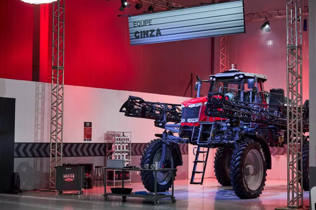 Mecânicos serão desafiados em provas práticas com o pulverizador MF 500R, um dos equipamentos mais tecnológicos da marca.