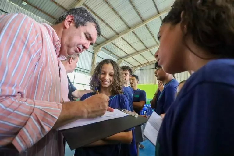 Riedel 'distribuiu autógrafos' para alunos durante visita a escola estadual nesta sexta-feira.