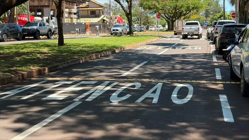 Após pedido de Liandra, sonorizadores são instalados na Rua Melvin Jones. (Foto: Assessoria)