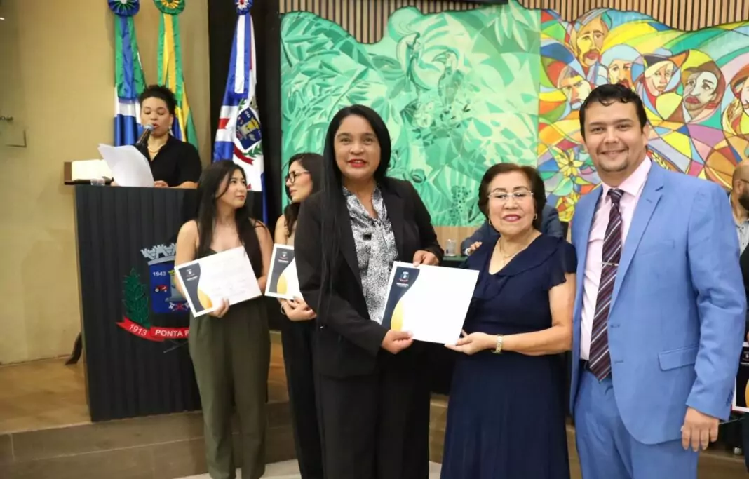 Edinho Quintana entrega homenagem ao Festival Guarani da UCP.