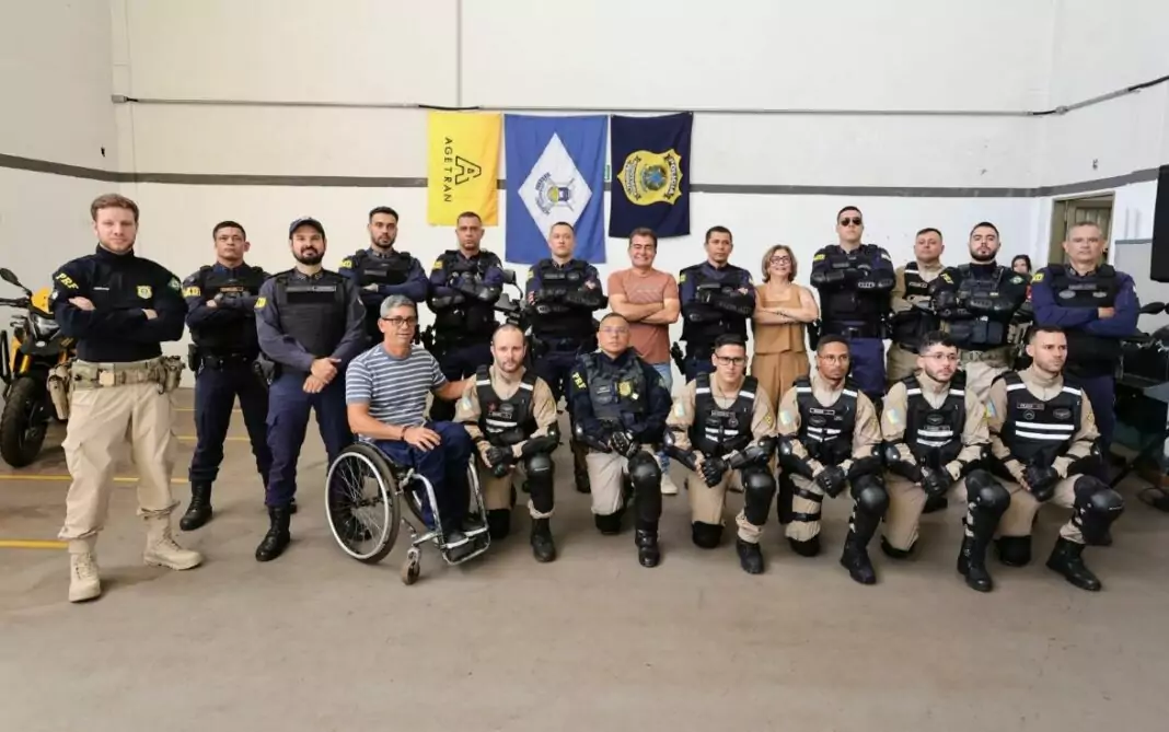 Após concluírem todas as etapas do curso, servidores recebem o certificado de Batedor. Fotos: A. Frota