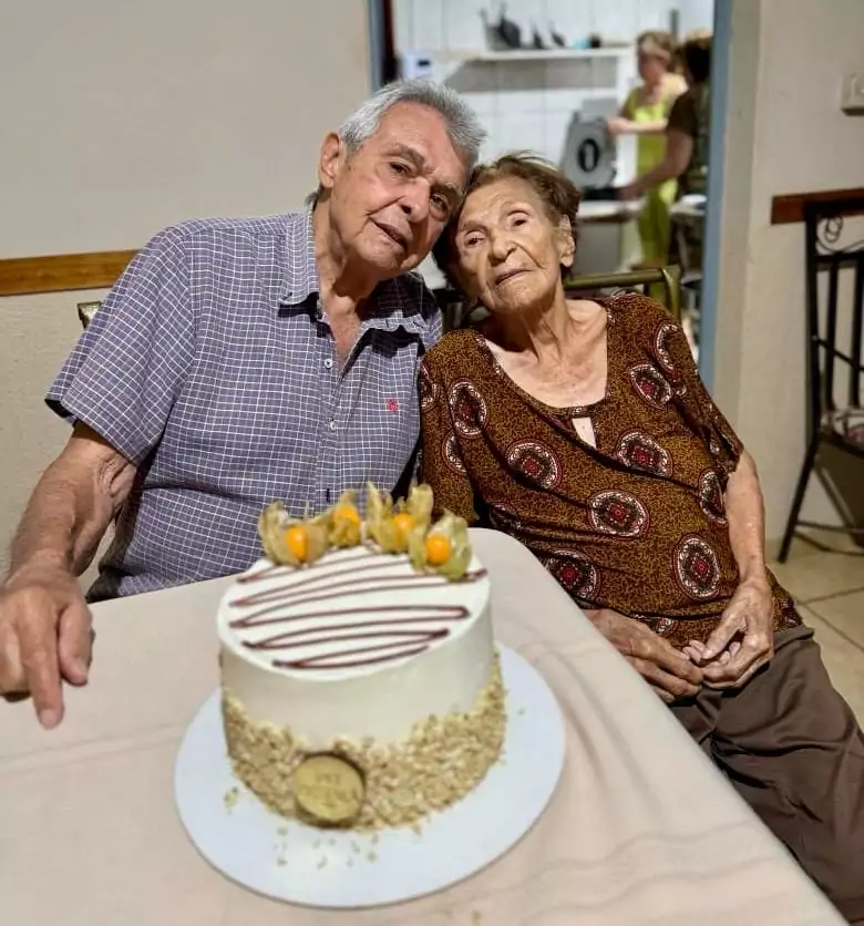 Ubirajara Melo e sua mãe dona Zizi Mattos Melo, a mais antiga douradense viva (105 anos e sete meses), que também será homenageada (Fotos: Antonio Viegas).