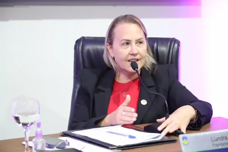 Liandra afirma que a ausência de um sistema adequado de drenagem tem provocado sérios transtornos aos moradores e comerciantes da região. (Foto: F. Grott)