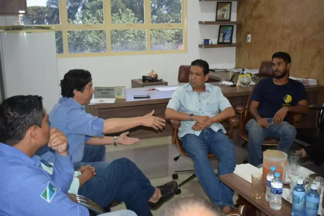 Representantes da Sanesul durante reunião na Câmara Municipal de Terenos.