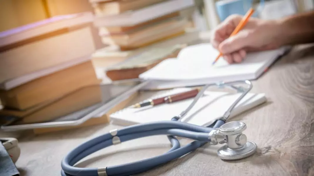 Cursos de medicina no Brasil são punidas por baixo desempenho.