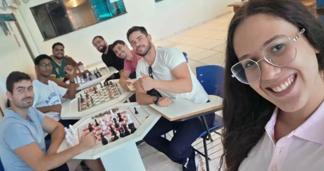 Xadrez reúne universitários para momentos de lazer e confraternização; disputa sim, mas de forma saudável