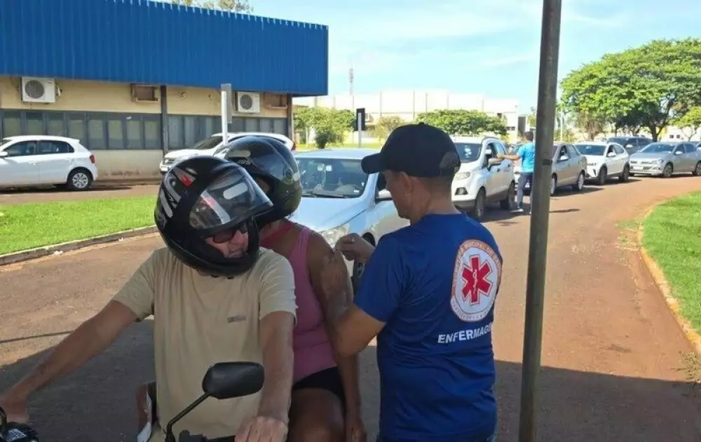 Drive-thru da vacina contra Chikungunya em Dourados . (Foto: Reprodução)
