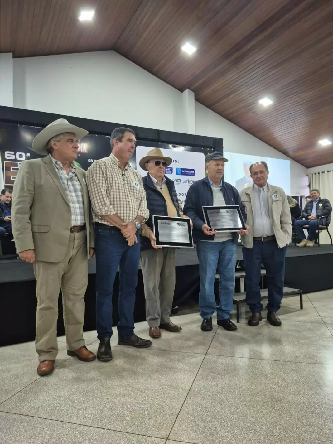 Kito e Walter Carneiro foram homenageados na Expoagro, Foto – Fábio Dorta/Sindicato Rural de Dourados